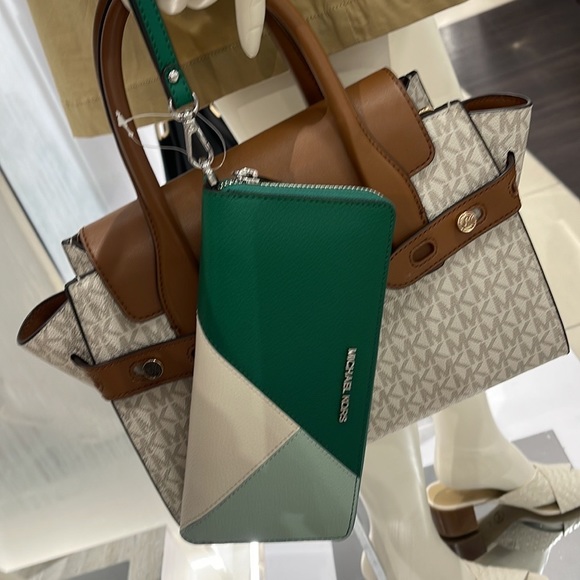 MICHAEL KORS LARGE TRAVEL CONTINENTAL WRISTLET WALLET PHONEHOLDER Palmetto Green - Picture 5 of 16